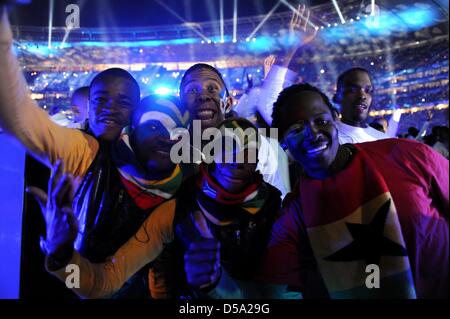 Danse artistes au cours de la cérémonie de clôture avant la Coupe du Monde 2010 match final entre les Pays-Bas et l'Espagne au stade Soccer City à Johannesburg, Afrique du Sud 11 juillet 2010. Photo : Marcus Brandt dpa - veuillez vous reporter à http://dpaq.de/FIFA-WM2010-TC Banque D'Images