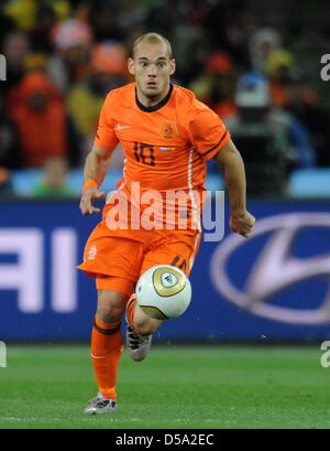 Wesley Sneijder des Pays-Bas contrôle la balle pendant la Coupe du Monde 2010 match final entre les Pays-Bas et l'Espagne à la Soccer City Stadium de Johannesburg, Afrique du Sud 11 juillet 2010. Photo : Bernd Weissbrod dpa - veuillez vous reporter à http://dpaq.de/FIFA-WM2010-TC Banque D'Images