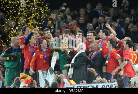 Le Président de la FIFA Joseph Blatter (CR) et le président sud-africain Zuma Jabob présente le trophée de la Coupe du Monde de l'Espagne Iker Casillas (C) après la Coupe du Monde 2010 match final entre les Pays-Bas et l'Espagne au stade Soccer City à Johannesburg, Afrique du Sud 11 juillet 2010. Photo : Marcus Brandt dpa - veuillez vous reporter à http://dpaq.de/FIFA-WM2010-TC Banque D'Images