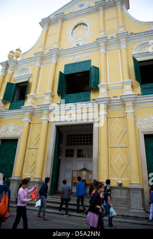 Scène de rue du quartier populaire près de la St Paul's Church à Macao. Foule de boutiques touristiques populaires de vente Macanais aliments. Banque D'Images