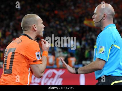 Le Néerlandais Wesley Sneijder aruges avec le juge de ligne lors de la Coupe du Monde 2010 match final entre les Pays-Bas et l'Espagne au stade Soccer City à Johannesburg, Afrique du Sud 11 juillet 2010. Photo : Marcus Brandt dpa - veuillez vous reporter à http://dpaq.de/FIFA-WM2010-TC Banque D'Images