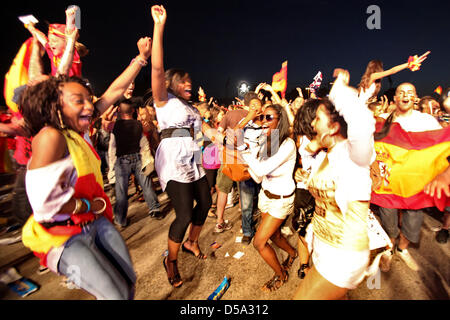 Fußballfans feiern am Sonntag (11.07.2010) beim 'Public' auf dem Fan Fest suis Heiligengeistfeld à Hambourg den Sieg der, 'Der stumme Mannschaft. Spanien gewann das der Fußball Weltmeisterschaft en Finale Südafrika gegen die Niederlande mit 0:1. Foto : marques dpa/lno Bodo Banque D'Images