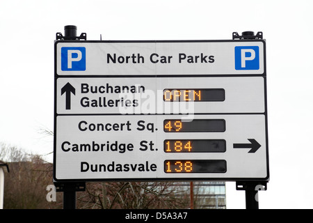 Panneau indiquant le nombre de places disponibles dans le centre-ville de Glasgow, North Hanover Street, Écosse, Royaume-Uni Banque D'Images