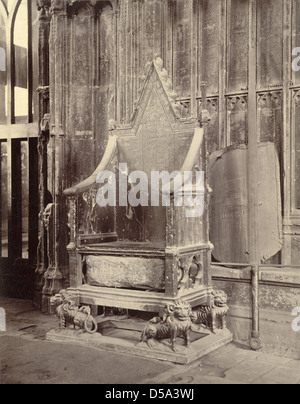 La chaise du couronnement à l'abbaye de Westminster est un objet cérémoniel utilisé lors du couronnement des monarques britanniques. Il contient la Pierre de Scone, traditionnellement placée sous le siège. La chaise est un symbole de l'autorité royale et a été utilisée pendant de nombreux siècles dans le couronnement des monarques anglais et britanniques. Banque D'Images