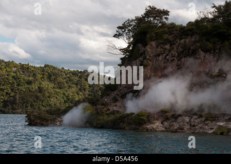 Mount Tarawera en éruption sur l'île du nord de la Nouvelle-Zélande créé à 10 juin 1886 les 17 kilomètres de long la Vallée volcanique de Waimangu. Banque D'Images