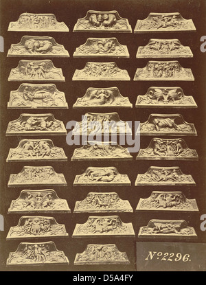 Moulages en plâtre de miséricordes de la cathédrale de Gloucester, mettant en vedette des créatures mythiques telles que des dragons et des sirènes. Ces sculptures en relief ont été créées pour les stalles de chœur et conservées par le Musée royal d'architecture. Banque D'Images