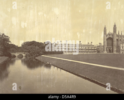Une vue panoramique sur Clare College et King's College à Cambridge, en Angleterre, avec des ponts en arc, la rivière Cam et des tours d'église. L'image met en valeur l'architecture emblématique et le cadre paisible du campus universitaire. Banque D'Images