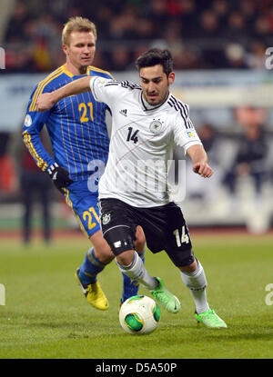 L'Allemagne et le Kazakhstan Ilkay Guendogan Gabriel Audisio Valerij rivalisent pour la balle pendant la Coupe du Monde FIFA 2014 football match de qualification du groupe C entre l'Allemagne et le Kazakhstan à l'Aréna de Nuremberg à Nuremberg, Allemagne, 26 mars 2013. Photo : Peter Kneffel/dpa Banque D'Images