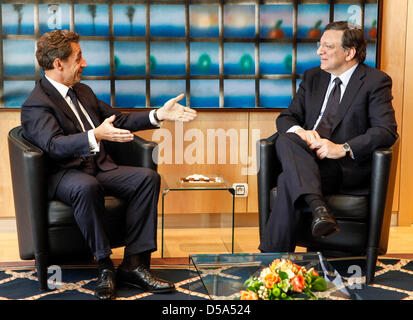 Président de la Commission européenne José Manuel Durao Barroso (R) reçoit l'ancien président français Nicolas Sarkozy (L). Banque D'Images