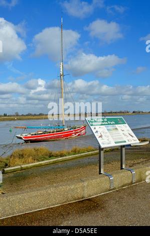 Paysage bleu ciel de la rivière Blackwater à Promenade Park panneau d'information avec des détails sur les oiseaux vus sur et autour de l'estuaire Maldon Essex Angleterre Royaume-Uni Banque D'Images