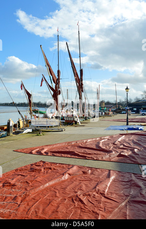 Paysage d'hiver sur la rivière Blackwater à Hythe Quay voiles de la Tamise barges disposés à sécher dans le ciel bleu soleil et les nuages blancs Maldon Essex Coast UK Banque D'Images