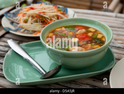 Soupe de Thaïlande épicée colorés avec du poulet et des légumes au restaurant thaï authentique sur l'île de Koh Samet. Banque D'Images