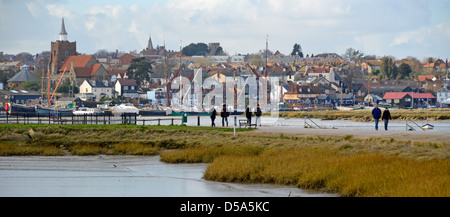 Paysage panoramique de randonneurs à côté de la rivière Blackwater à marée basse avec la ville de Maldon et des promenades en bateau au-delà de froid hiver jour Essex Angleterre Royaume-Uni Banque D'Images