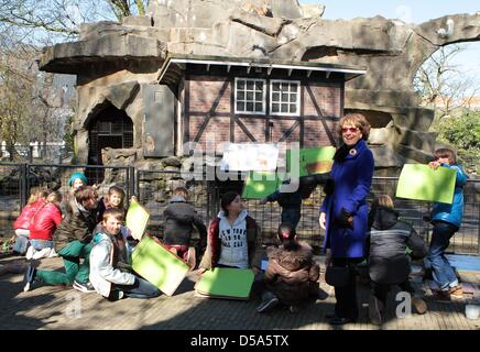 Amsterdam, Pays-Bas. 27 mars, 2013. La princesse Margriet ouvre 'Artis en fleurs" à l'occasion du 175e anniversaire de Artis d'Amsterdam. La princesse renommé un anniversaire spécial, appelé tulipe Tulipa Natura Artis Magistra. Photo : Albert Philip van der Werf /PRE/Pays-Bas - Banque D'Images