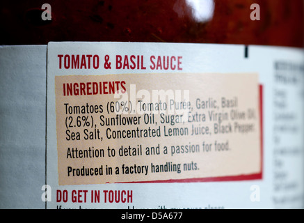 L'information de produit sur Loyd Grossman et sauce pour pâtes Tomates Basilic bouteille Banque D'Images