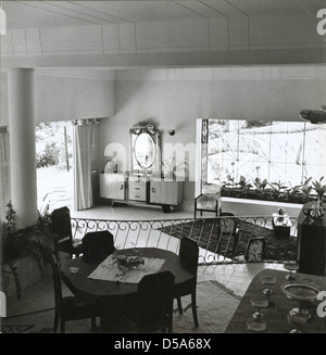 Une photographie de la résidence de Mr. et Mr. Piere Liautaud à Port-au-Prince, Haïti, mettant en évidence l'intérieur et le design domestique de l'époque. Banque D'Images