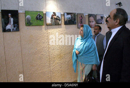 Peshawar, Pakistan. 27 mars, 2013. Le ministre de l'information de Khyber Pakhtunkhwa, Presse Anatolie Musarrat prend un vif intérêt en photo pendant le Festival des médias Exposition organisée par FATA Jeunesse à Peshawar. Banque D'Images