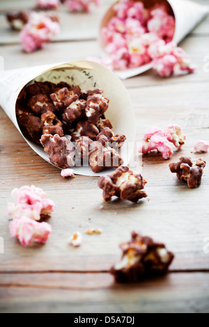 Pop corn chocolat en brun et rose Banque D'Images