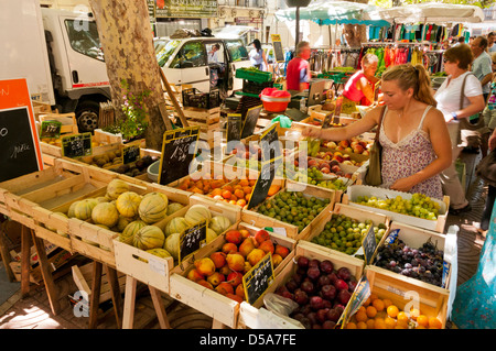 Marché de plein air à Mèze, Hérault, Languedoc Roussillon, France Banque D'Images