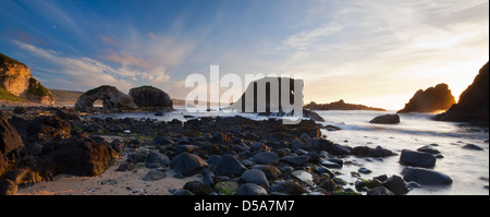 Coucher du soleil panorama de Whitepark Bay, côte de Causeway ; le comté d'Antrim, en Irlande du Nord. Banque D'Images