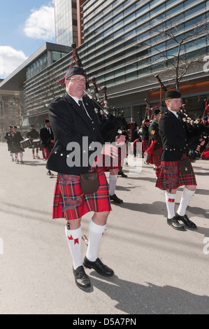 Les cornemuses défilent sur la rue Sainte-Catherine à Montréal pendant la parade de la St Patrick. Banque D'Images