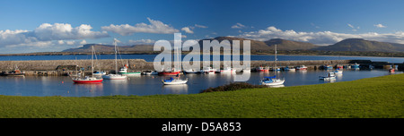 Voiliers dans le port de Mullaghmore sous les collines de Sligo. Comté de Sligo, Irlande. Banque D'Images