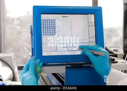 Technicien de laboratoire à l'aide d'un écran tactile d'ordinateur Banque D'Images