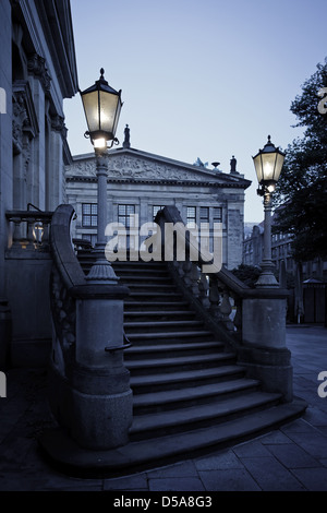 Berlin, Allemagne, escalier avec des lumières sur les employés de l'église française de Friedrichstadt Banque D'Images
