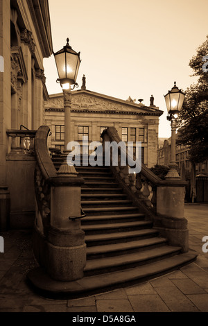 Berlin, Allemagne, escalier avec des lumières sur les employés de l'église française de Friedrichstadt Banque D'Images