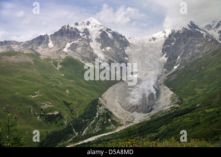 Célèbre place dans le Caucase - Upper Svaneti avec belle vue sur le glacier à Adishi Banque D'Images