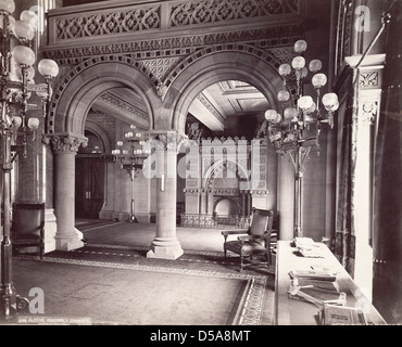 La salle de l'Assemblée du Capitole de l'État de New York présente des arcs pointus, des fauteuils et des colonnes. L'intérieur est conçu avec des dispositifs d'éclairage ornementaux, y compris des lampes et des cheminées, contribuant à sa grande architecture gouvernementale. Le bâtiment est un point de repère clé à Albany, New York. Banque D'Images
