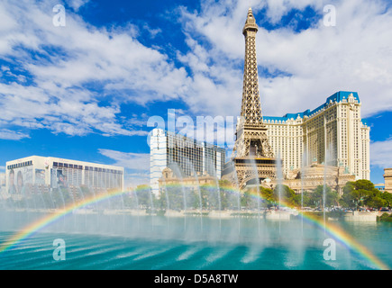 Les fontaines d'eau et à l'extérieur de l'arc-en-ciel l'hôtel Bellagio avec Paris hotel derrière, le Strip, Las Vegas Boulevard South, Las Vegas Banque D'Images