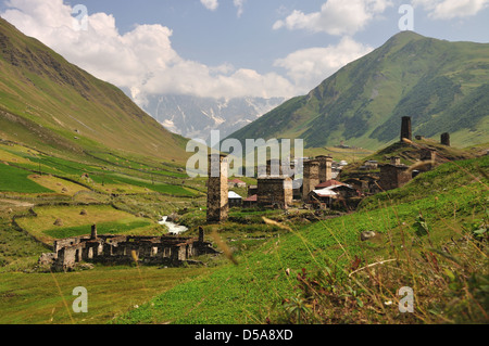 Très beau village de l'UNESCO et Usghuli dans Upper Svaneti, Georgia. Banque D'Images