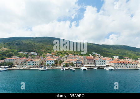 Komiza une ville sur l'île de Vis en Croatie dans la mer Adriatique Banque D'Images