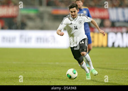 L'Allemagne joue Ilkay Guendogan un corner durant la Coupe du Monde FIFA 2014 football match de qualification du groupe C entre l'Allemagne et le Kazakhstan à l'Aréna de Nuremberg à Nuremberg, Allemagne, 26 mars 2013. Photo : Daniel Karmann/dpa Banque D'Images