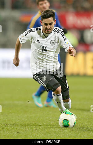 L'Allemagne joue Ilkay Guendogan un corner durant la Coupe du Monde FIFA 2014 football match de qualification du groupe C entre l'Allemagne et le Kazakhstan à l'Aréna de Nuremberg à Nuremberg, Allemagne, 26 mars 2013. Photo : Daniel Karmann/dpa Banque D'Images