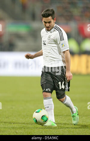 L'Allemagne joue Ilkay Guendogan un corner durant la Coupe du Monde FIFA 2014 football match de qualification du groupe C entre l'Allemagne et le Kazakhstan à l'Aréna de Nuremberg à Nuremberg, Allemagne, 26 mars 2013. Photo : Daniel Karmann/dpa Banque D'Images