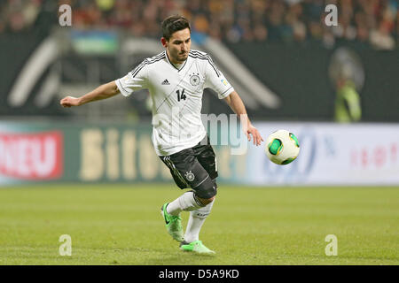 L'Allemagne joue Ilkay Guendogan un corner durant la Coupe du Monde FIFA 2014 football match de qualification du groupe C entre l'Allemagne et le Kazakhstan à l'Aréna de Nuremberg à Nuremberg, Allemagne, 26 mars 2013. Photo : Daniel Karmann/dpa Banque D'Images