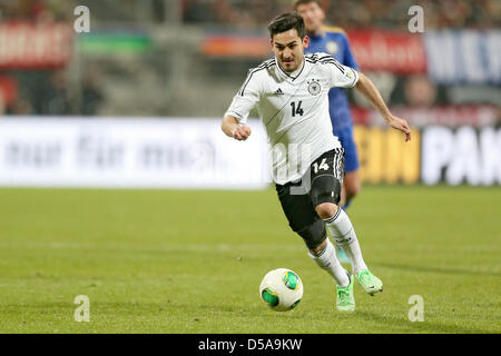 L'Allemagne joue la balle Ilkay Guendogan durant la Coupe du Monde FIFA 2014 football match de qualification du groupe C entre l'Allemagne et le Kazakhstan à l'Aréna de Nuremberg à Nuremberg, Allemagne, 26 mars 2013. Photo : Daniel Karmann/dpa Banque D'Images