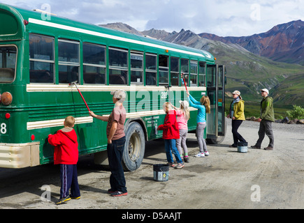 Les jeunes visiteurs du parc aide à nettoyer la poussière de la navette, Eielson Visitor Center de Windows, Denali National Park, Alaska, USA Banque D'Images