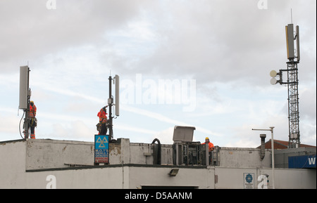 Les hommes qui travaillent sur l'équipement de télécommunications sur haut de Wardley garage à Gateshead North East England UK Banque D'Images