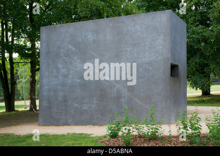 Vue de côté du mémorial pour les homosexuels persécutés sous le nazisme à Berlin, Allemagne. Banque D'Images