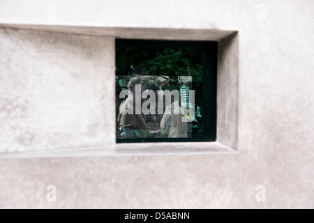 Vidéo dans la fenêtre de visualisation de la mémoire des homosexuels persécutés sous le régime nazi à Berlin en Allemagne. Banque D'Images