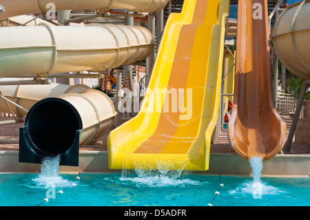 Glissades d'eau dans Parc Aquatique Banque D'Images