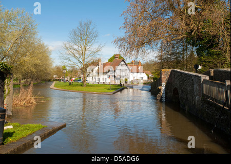 Le gué sur la rivière darent, au printemps à Eynesford Banque D'Images