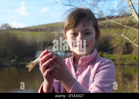 La pêche sur les parcs de l'enfant Ville lac près de Paignton Devon attrape un perchaude Perca fluviatilis Banque D'Images