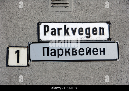 Les plaques de rue bilingue en norvégien et en russe parkvegen kirkenes Norvège finnmark europe Banque D'Images