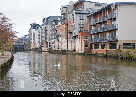 Appartements et d'un pont surplombant la rivière Wensum à Norwich Banque D'Images