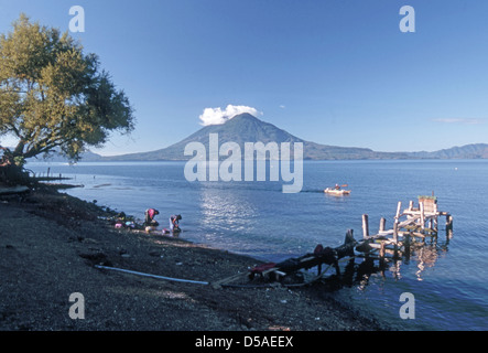 Volcan San Pedro et Le Lac Atitlan Banque D'Images