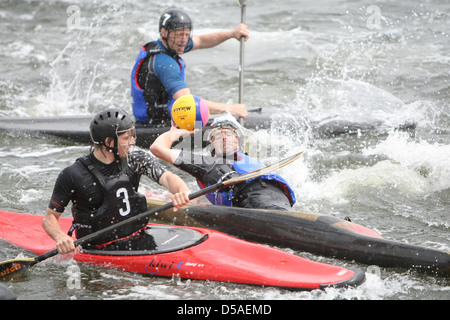 Kiel, Allemagne, à l'occasion, la Kieler Woche est joué à la ligne de quille Canoe Polo Banque D'Images